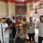 शिव का जलाभिषेक करते हुए युवा बिग्रेड