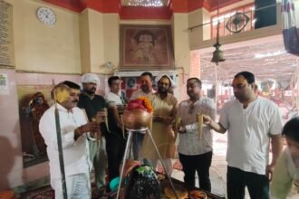 शिव का जलाभिषेक करते हुए युवा बिग्रेड