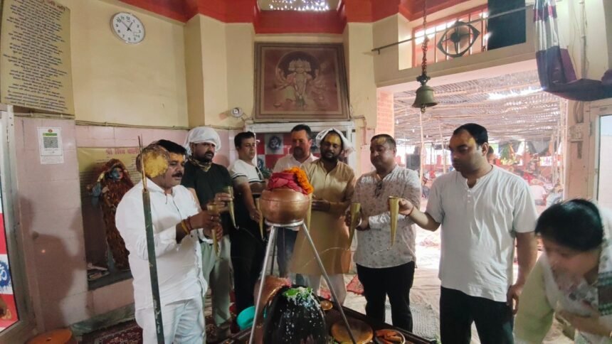 शिव का जलाभिषेक करते हुए युवा बिग्रेड