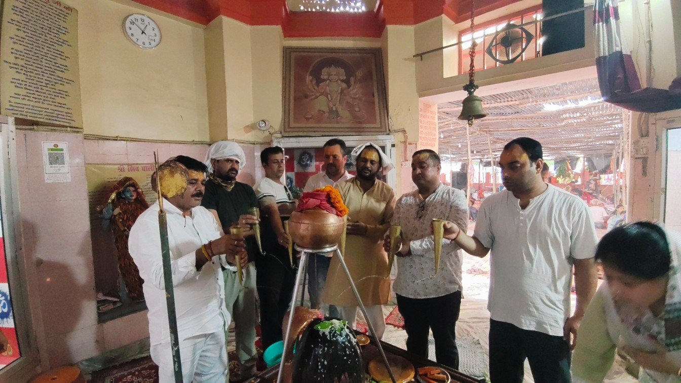 शिव का जलाभिषेक करते हुए युवा बिग्रेड 